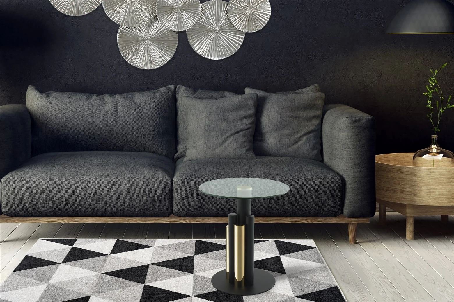 Een moderne woonkamer met een donkergrijze bank, een geometrisch vloerkleed, een houten bijzettafel met een vaas en plant, metallic muurkunst op een donkere muur en de Bijzettafel Transparant in goud aluminium.