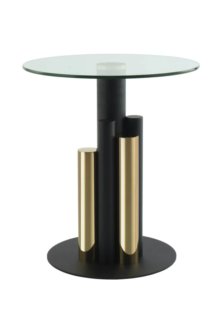 De Bijzettafel Transparant, Goud Aluminium is een moderne bijzettafel met een rond glazen blad, een zwarte ronde voet en drie verticale cilindrische steunen - twee gouden en een zwarte - voor een stijlvolle geometrische look.