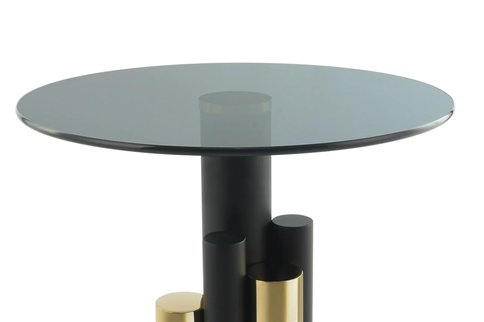 De Bijzettafel Grijs, Goud Aluminium is een moderne bijzettafel met een rond glazen blad en een opvallend onderstel van zwart en goud aluminium cilindervormige steunen in verschillende hoogtes.