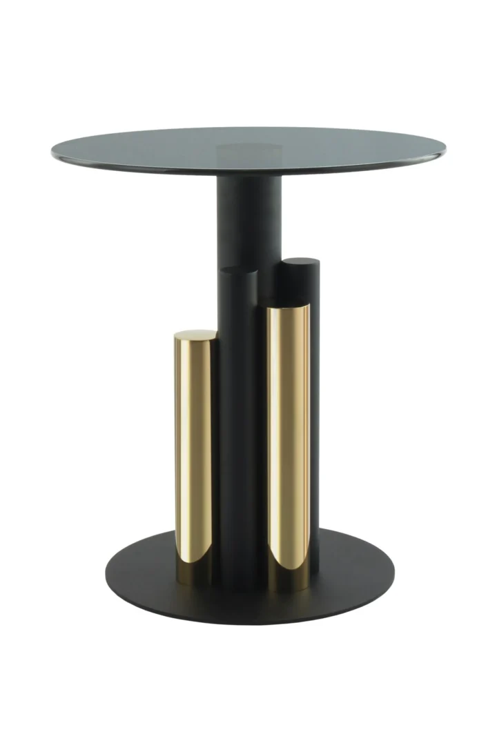 De Bijzettafel Grijs, Goud Aluminium is een moderne ronde tafel met een glazen blad, zwart cilindrisch onderstel en twee verticale gouden accentcilinders aan het onderstel, tegen een witte achtergrond.