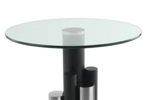 De Bijzettafel Transparant heeft een modern rond glazen blad, ondersteund door cilindrische zilver aluminium poten in verschillende hoogtes.