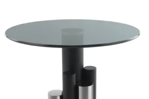 De Bijzettafel Zilver, Grijs Aluminium is een moderne bijzettafel met een rond glazen blad en een onderstel van cilindrische metalen buizen in verschillende hoogtes en afwerkingen.