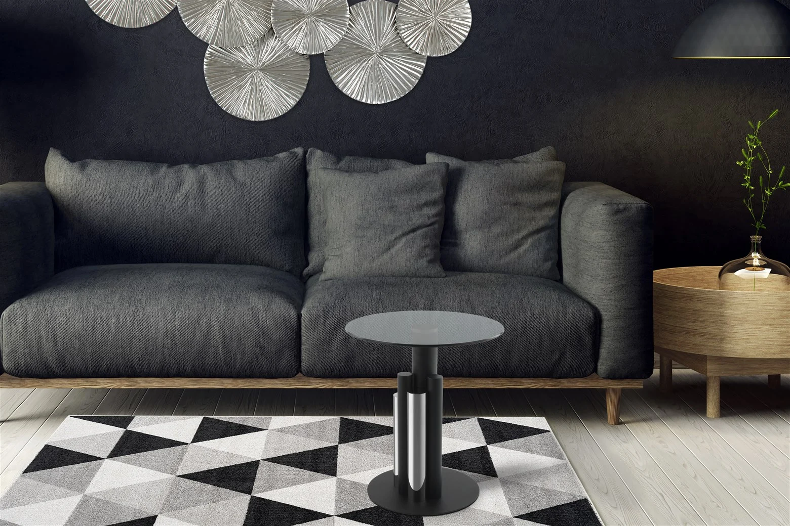Een moderne woonkamer met een donkergrijze bank, zilveren wanddecoratie, een Bijzettafel Zilver, Grijs Aluminium bijzettafel, een geometrisch zwart-wit vloerkleed, houten tafel met vaas en een zwarte muur met subtiele verlichting.