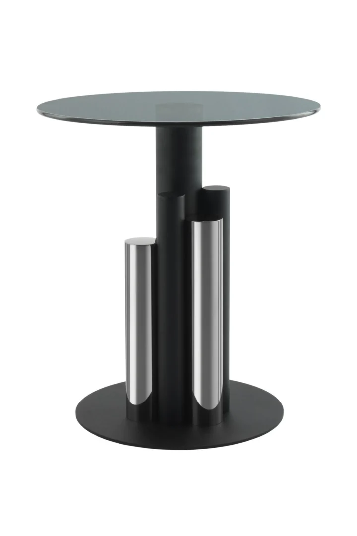 De Bijzettafel Zilver, Grijs Aluminium is een moderne ronde glazen tafel met een zwart cilindrisch onderstel en twee verticale chromen accentcilinders aan de zijkant.