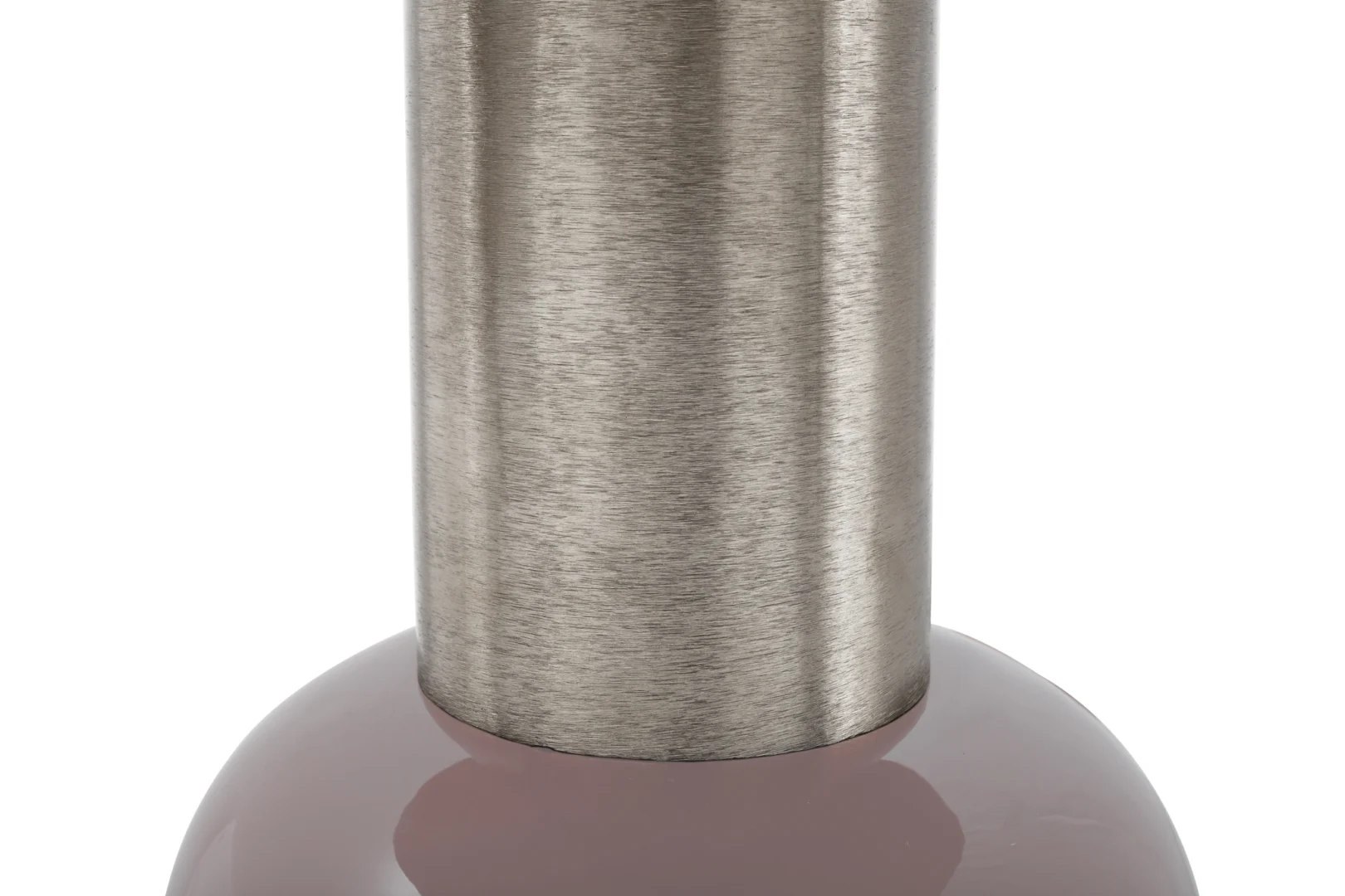 Close-up van de Bijzettafel Zilver Rond Ijzer Chique, met een cilindrische pijp van geborsteld metaal verbonden met een glanzende, ronde mauve basis, die het chique ontwerp benadrukt.