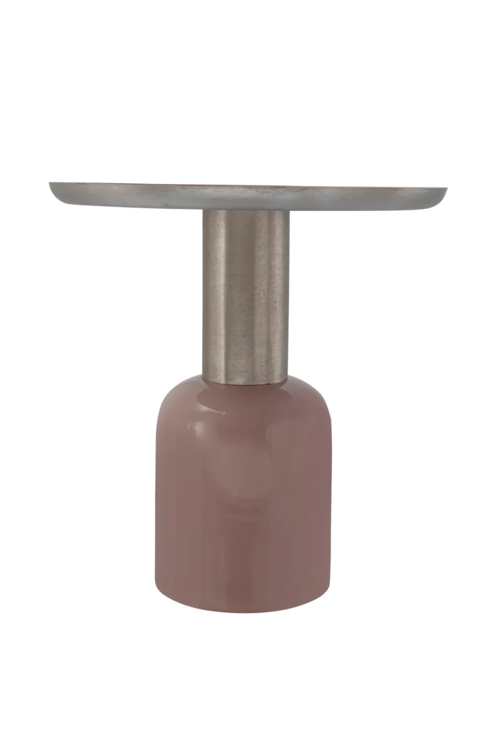 De Bijzettafel Zilver Rond Ijzer Chique is een moderne bijzettafel op voet met een rond metalen blad, een geborstelde metalen stam en een glanzend mauve onderstel.