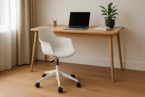 Witte bureaustoel en houten bureau met laptop en plant. Is een harde of zachte stoel beter tegen rugpijn?