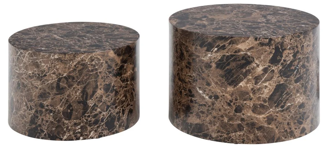 Twee ronde, bruine salontafels met een marmerpatroon. De tafels zijn gemaakt van kunststof en staan op een witte achtergrond.