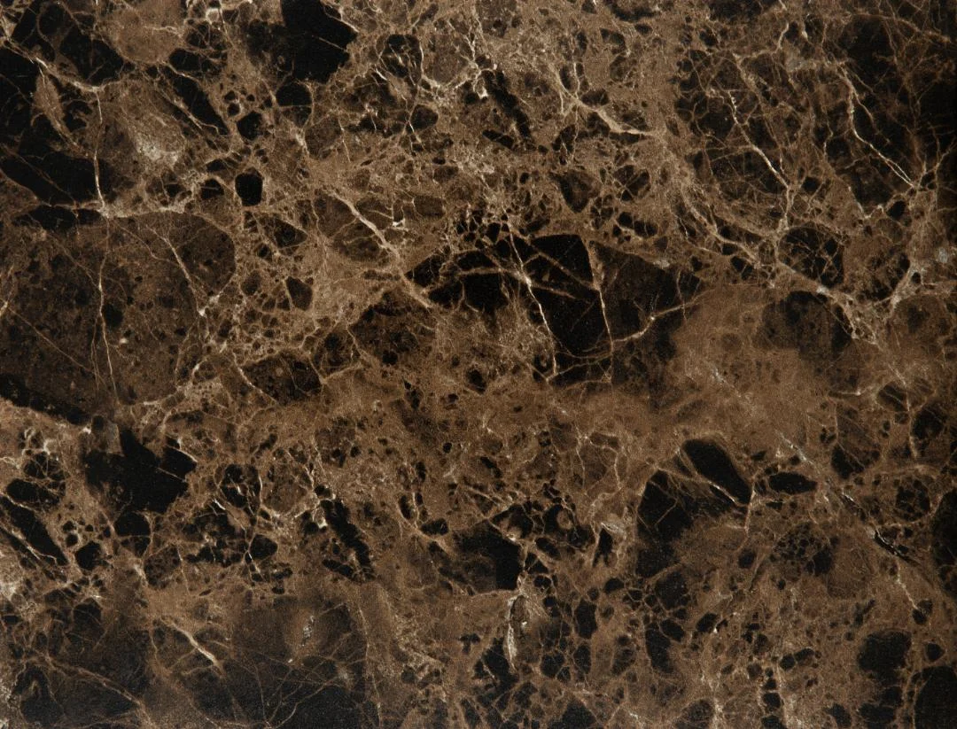 Close-up van een bruine salontafel met een marmeren patroon. Het oppervlak heeft donkere en lichte tinten met complexe aders.