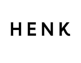 Studio HENK logo in zwarte letters op een witte achtergrond. Minimalistisch ontwerp, heldere belichting. Woontrends.