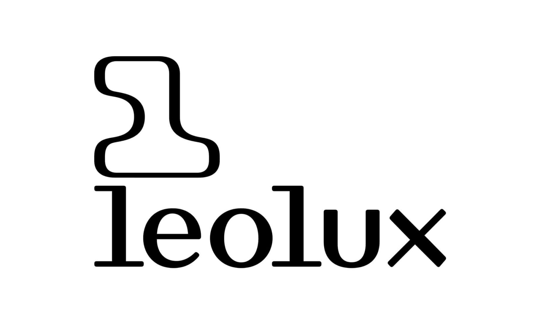 Zwart-wit Leolux logo, een woontrends merk, tegen een egale witte achtergrond. Het logo is strak en modern vormgegeven.