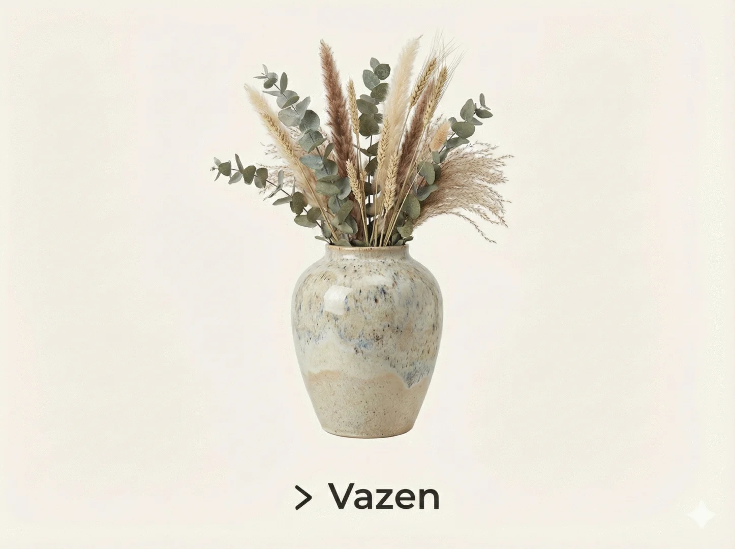 Beige keramische vaas met blauwe accenten en droogbloemen. Stijlvol decoratie voor de eetkamer, zachte kleuren en neutrale achtergrond.
