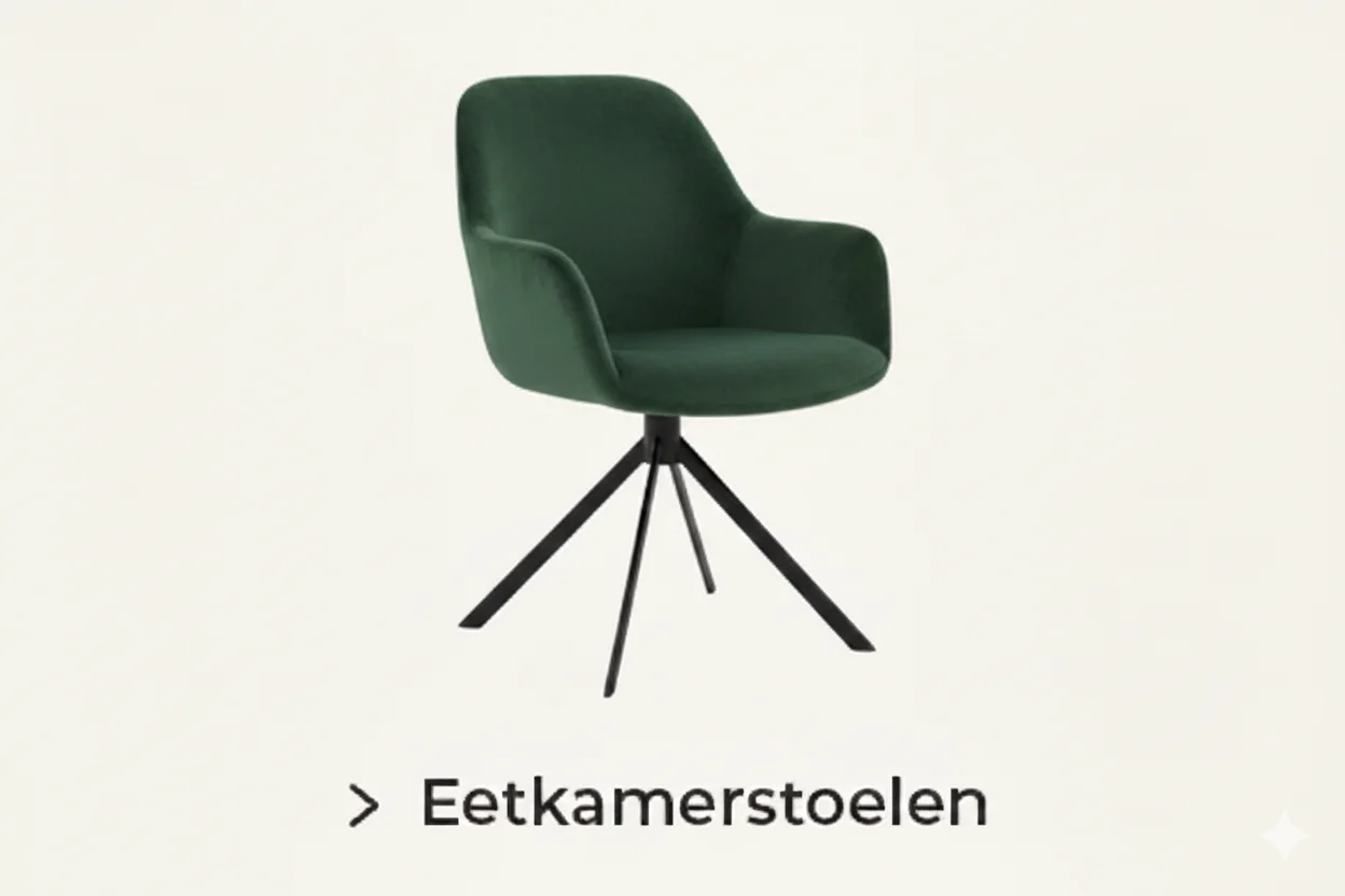 Groene eetkamerstoel van zacht fluweel met een zwart metalen onderstel. De stoel heeft armleuningen en een draaibaar zitvlak. Neutrale achtergrond.
