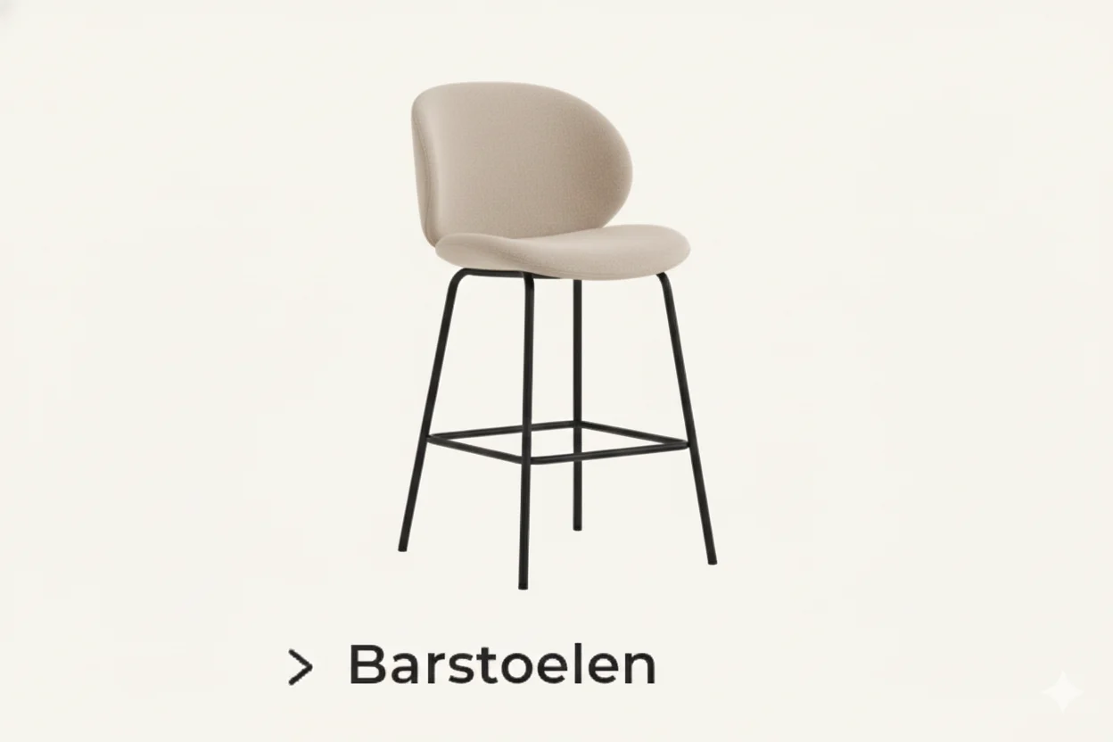 Beige barstoel met zwart metalen frame. De zitting en rugleuning zijn bekleed met zachte stof. Minimalistisch design, lichte kleuren. Eetkamer.