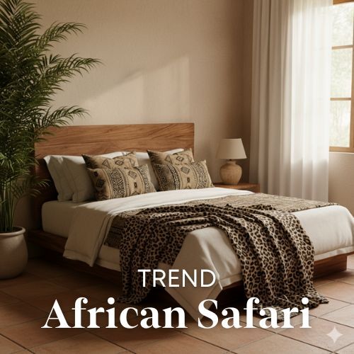 Slaapkamer met houten bed, beige muren en een luipaardprint sprei. Zacht natuurlijk licht en een groene plant. Woontrends interieur.