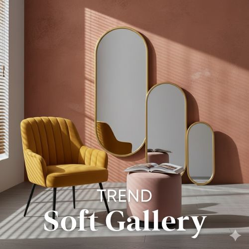 Gele stoel en roze poef, drie gouden spiegels tegen een roze muur. Zachte belichting en schaduwen van jaloezieën. Trendy woontrends.