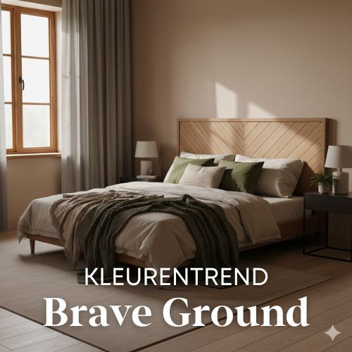 Slaapkamer interieur met houten bedframe en hoofdeinde, zachte groene kussens en dekens. Neutrale kleuren, natuurlijk licht. Woontrends.