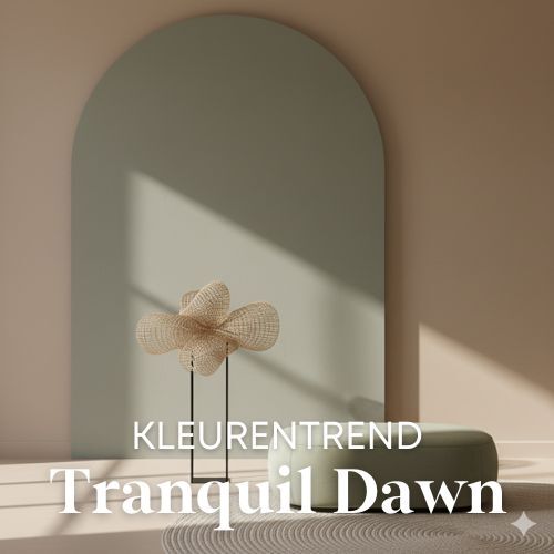 Stilleven met zachte kleuren. Een boogvormige achtergrond in groen, een krukje en een decoratief object. Zacht licht en neutrale tinten. Woontrends.