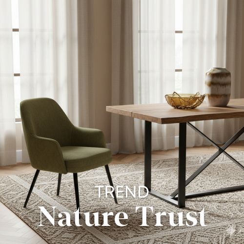 Groene stoel en houten tafel met zwarte poten op een zacht kleed. Witte gordijnen op de achtergrond. Stilleven en woontrends.