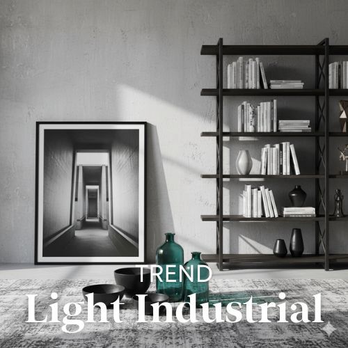 Stilleven met zwart-wit foto, donkere kommen en groene flessen. Open boekenkast op de achtergrond. Trendy woontrends in grijstinten.