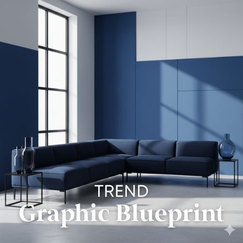 Blauwe hoekbank in een kamer met blauwe wandpanelen en een groot raam. Glazen vazen op zwarte tafels. Minimalistisch interieur. Woontrends.