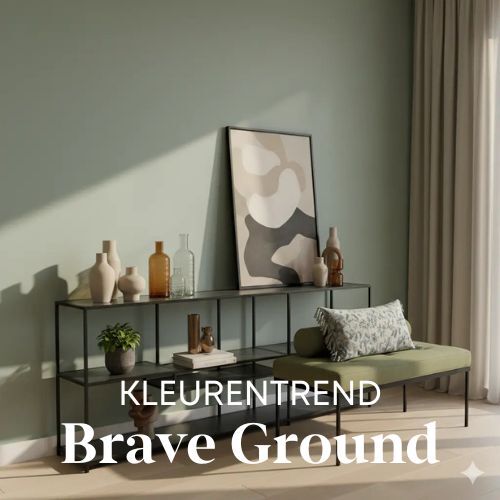 Interieur met een zwart metalen stellingkast tegen een zachtgroene muur. Decoratieve vazen en een abstract schilderij erop. Zachte belichting.