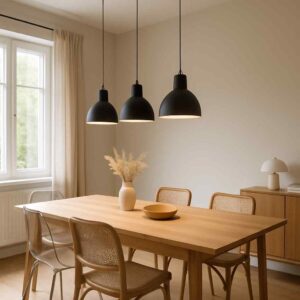 Eetkamer met houten tafel en stoelen onder drie zwarte hanglampen. Vaas met droogbloemen en zachte, natuurlijke kleuren in het interieur design.