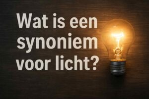 Een gloeilamp naast de vraag Wat is een synoniem voor licht? op een donkerbruine houten achtergrond. Warm licht accentueert de vraag.
