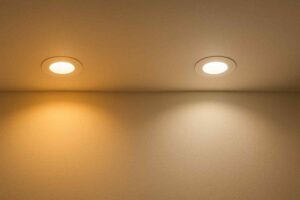 Twee plafondlampen met verschillend licht. De ene lamp geeft warm licht, de andere een koelere tint. Design element voor de woonkamer.