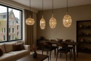 Interieurfoto: vier luxe hanglampen boven een donkerhouten eettafel. Beige muren, comfort zitbank en uitzicht op een grachtenpand.