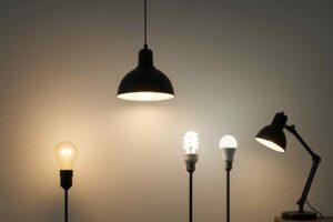 Verschillende soorten lampen, van gloeilamp tot LED, in een interieursetting. Zachte belichting benadrukt de vormen. Design lampen voor jouw woonkamer.