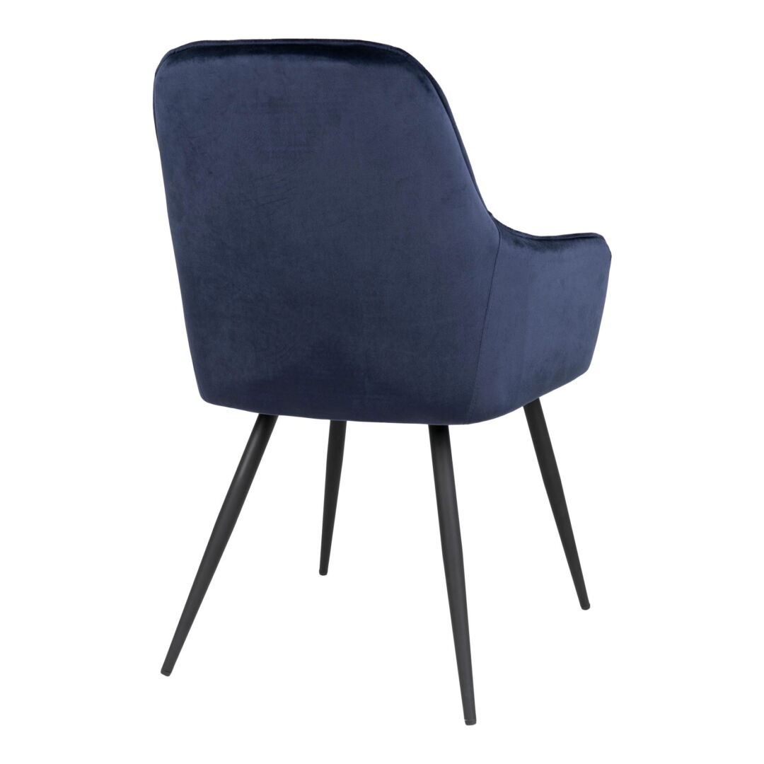Achterkant van een blauwe velvet eetkamerstoel met slanke zwarte poten, elegante meubels voor een moderne eetkamer.