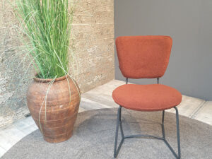 Eetkamerstoel Amy Teddy Roest Comfort Design: comfortabele stoel met roestkleurige teddy stof.