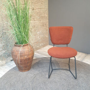 Eetkamerstoel Amy Teddy Roest Comfort Design: comfortabele stoel met roestkleurige teddy stof.
