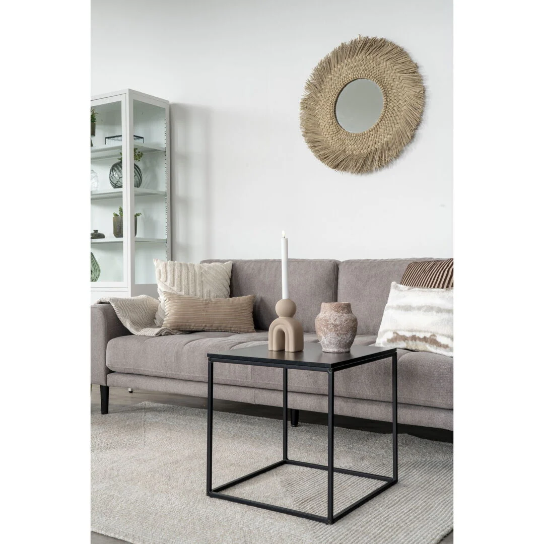 Modern living room featuring a Zwart bijzettafel with a vierkant design, complementing the couch and decor in a neutrale kleuren palette.