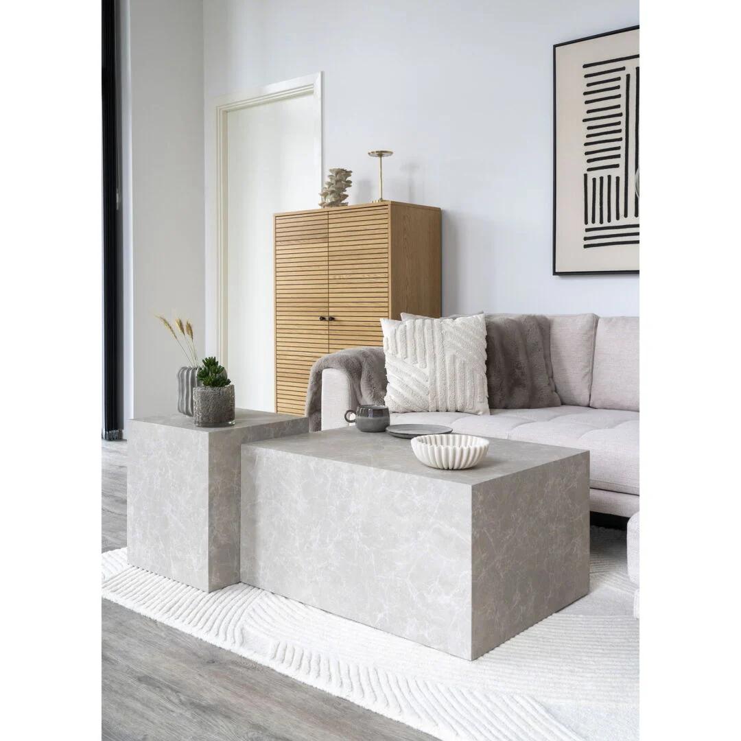 Beige marmerlook bijzettafel set, vierkant, in lichte woonkamer. Marmer textuur, zachte kleuren, natuurlijk licht, minimalistisch design.