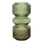 Frontale weergave van een groene, glazen vaas met een ribbelstructuur en een unieke vorm, gefotografeerd tegen een witte achtergrond in helder licht.