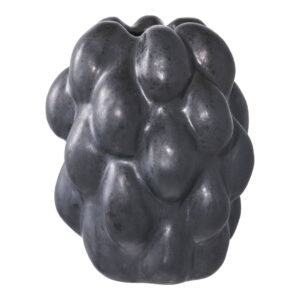 Close-up of a unique black aardewerk vaas with a bubbled texture, gefotografeerd van voren, tegen een heldere witte achtergrond, met zachte belichting.