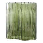 Frontal studio shot of a green glass vase with a textured, vertically ribbed design, showcasing a lichtgroene tint, transparant materiaal, en zachte belichting.