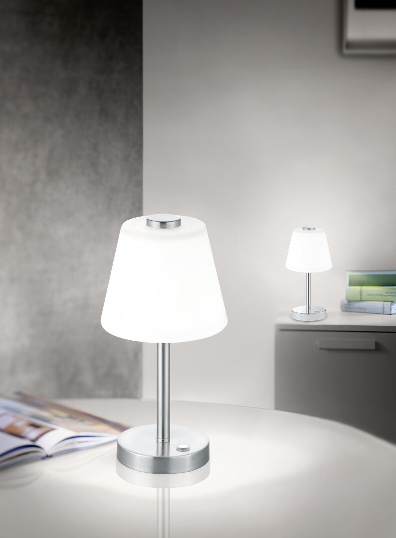 TRIO Tafellamp EMERALD: Twee tafellampen met witte kap en zilveren voet.