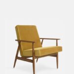 Loungestoel FOX Shine Fluweel Mosterd Donker Hout: mosterdkleurige fauteuil met donker houten frame.