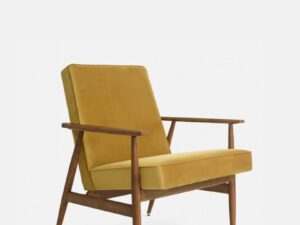 Loungestoel FOX Shine Fluweel Mosterd Donker Hout: mosterdkleurige fauteuil met donker houten frame.