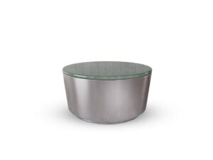 Ronde groene marmeren salontafel met een zilverkleurige metalen basis, gefotografeerd in een studio met een witte achtergrond en zachte belichting.