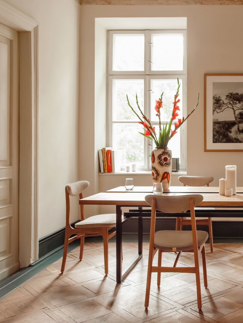 Eetkamerstoel 200-190 Fluweel Schildpad met naturel houten frame aan een houten eettafel.