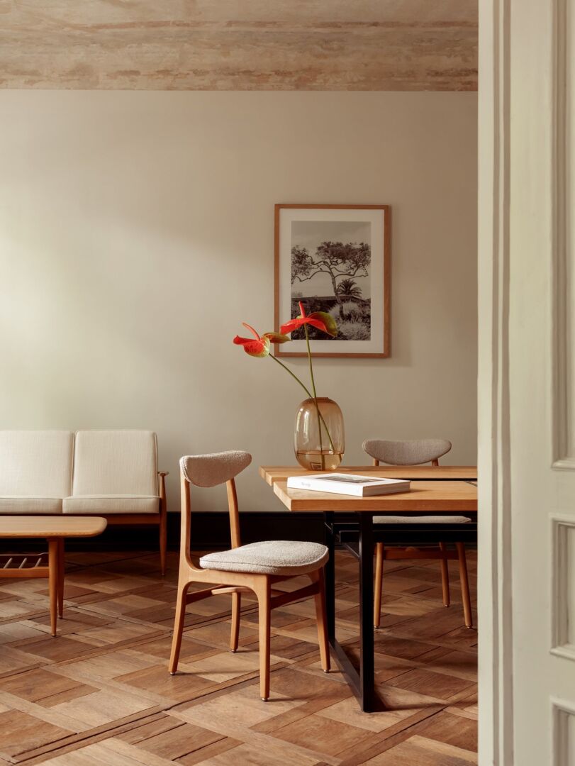 Eetkamerstoel 200-190 Fluweel Schildpad Met Naturel Hout in een stijlvolle eetkamer setting.