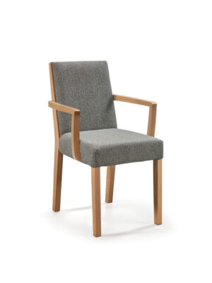 Eetkamerstoel Jura Armstoel Massief Eiken E02 M: grijze gestoffeerde stoel met massief eiken armleuningen en poten.