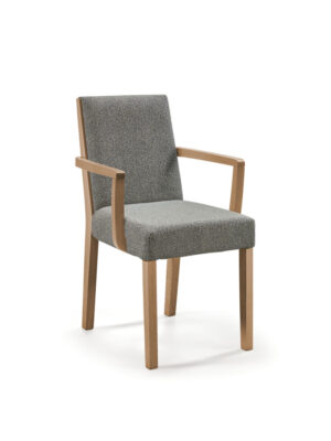 Eetkamerstoel Jura Armstoel Massief Eiken E14 M: grijze stoffen eetkamerstoel met armleuningen van massief eikenhout.