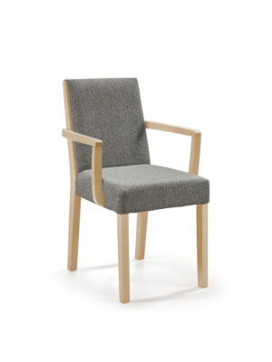 Eetkamerstoel Jura Armstoel Massief Eiken WWM: grijze stoffen stoel met armleuningen en licht houten frame.