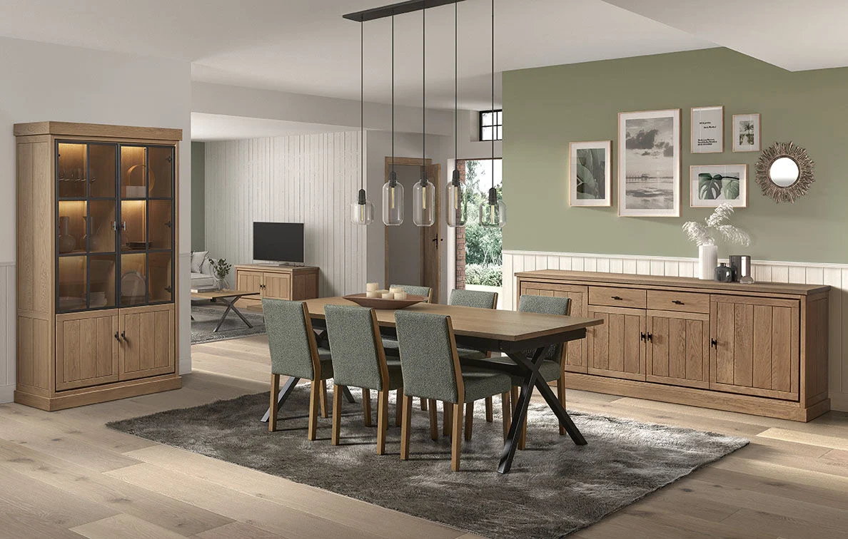 Eetkamer met Eetkamerstoel Jura Massief Eiken E14 M, houten tafel, dressoir en vitrinekast.