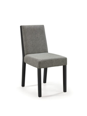 Eetkamerstoel Jura Massief Eiken EL99: grijze stoffen eetkamerstoel met donker houten poten.